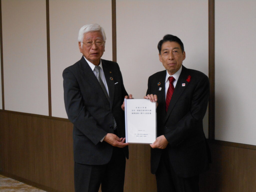 提言書を渡す林裕二理事長（写真左）と受領する服部誠太郎福岡県知事（写真右）
